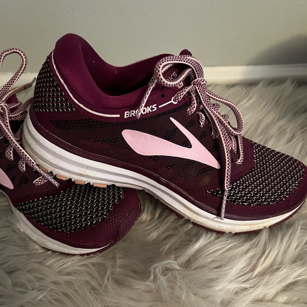Brooks tennis shoes